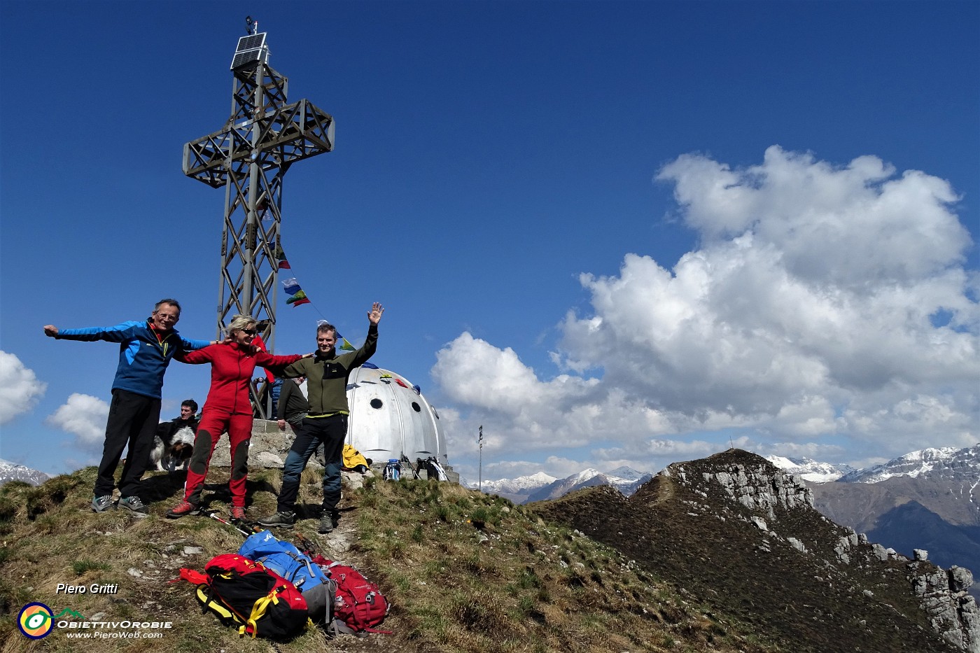 63 In vetta al Due Mani (1656 m) con vista sull'anticima salita.JPG -                                